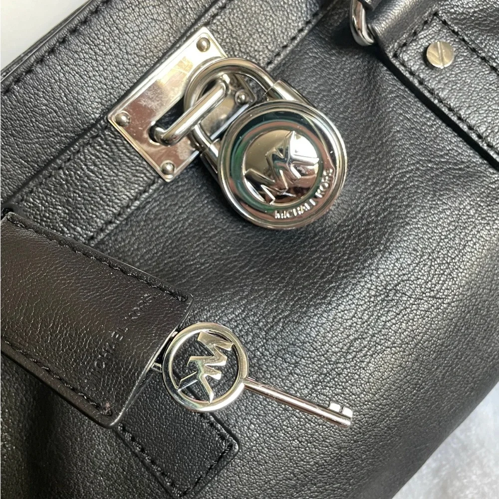 Black MK pebbled leather East West Hamilton w silver hardware - Picture 5 of 6